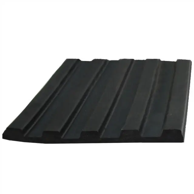 Cenově Výhodný ZENITH RUBBER GM 4Z - ČERNÁ - Rýhovaná pryžová podlahovina SBR 65°ShA, 6x1200 mm (-30°/+70°C)