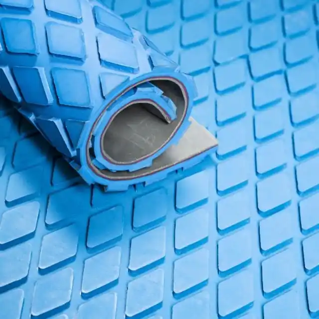 Časově Omezené ZENITH RUBBER G 13 MODRÉ OBKLÁDACÍ OBLOŽENÍ - lepící, kosočtvercové 8 mm, šíře 1500 mm, 55°Sh, -30/+70°C, obruš. 120 mm3